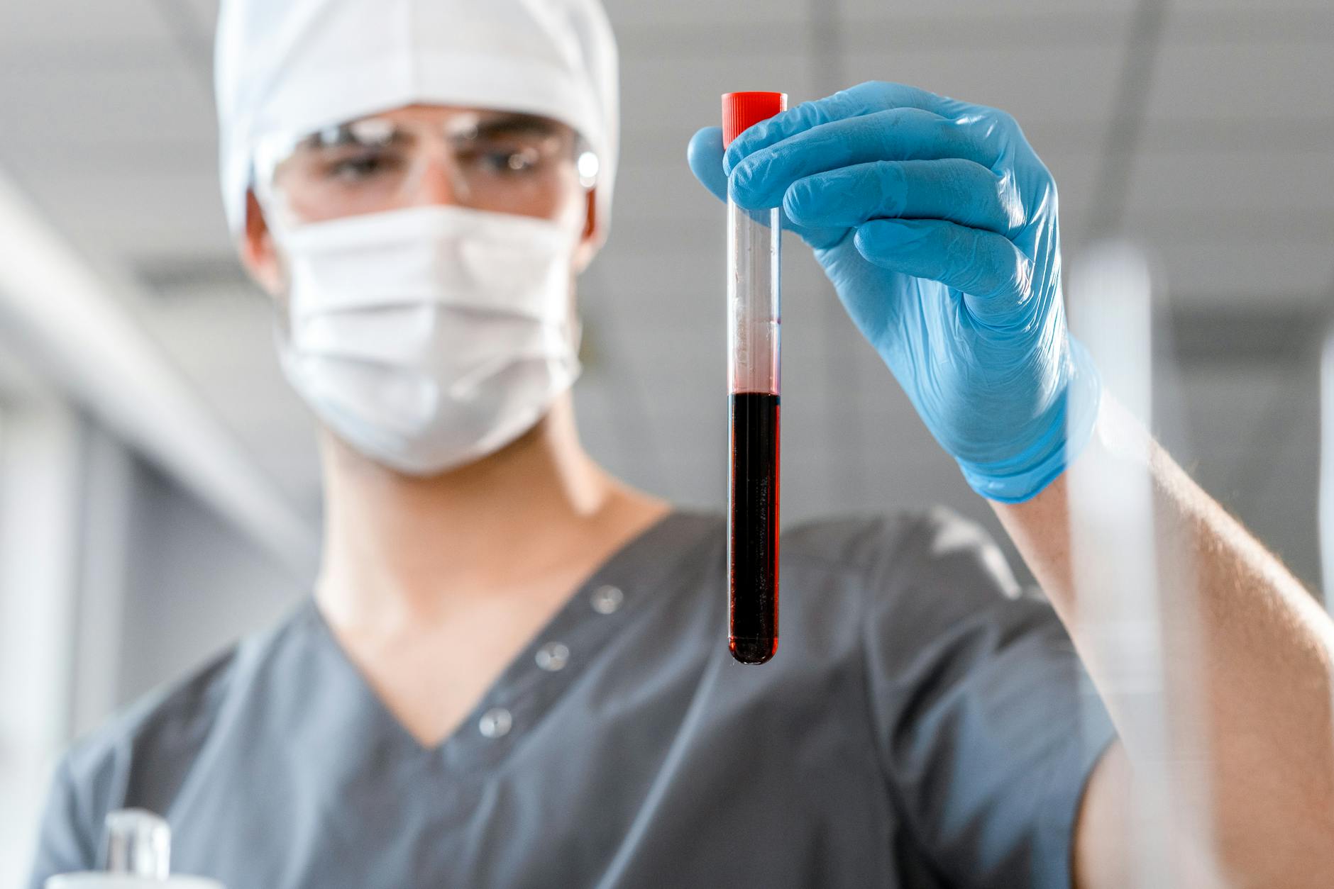 Lekarz w laboratorium analizuje próbkę krwi pod kątem infekcji