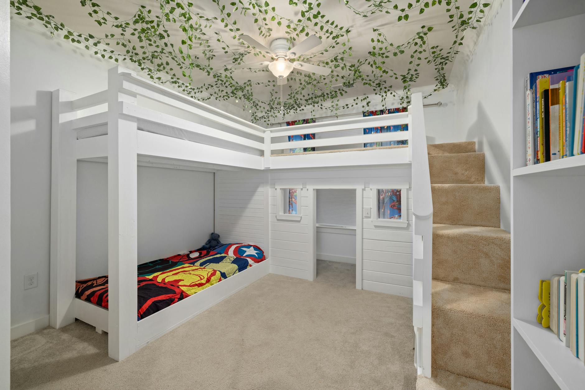 Pokój dziecka z białym łóżkiem piętrowym i liśćmi zawieszonymi na suficie
