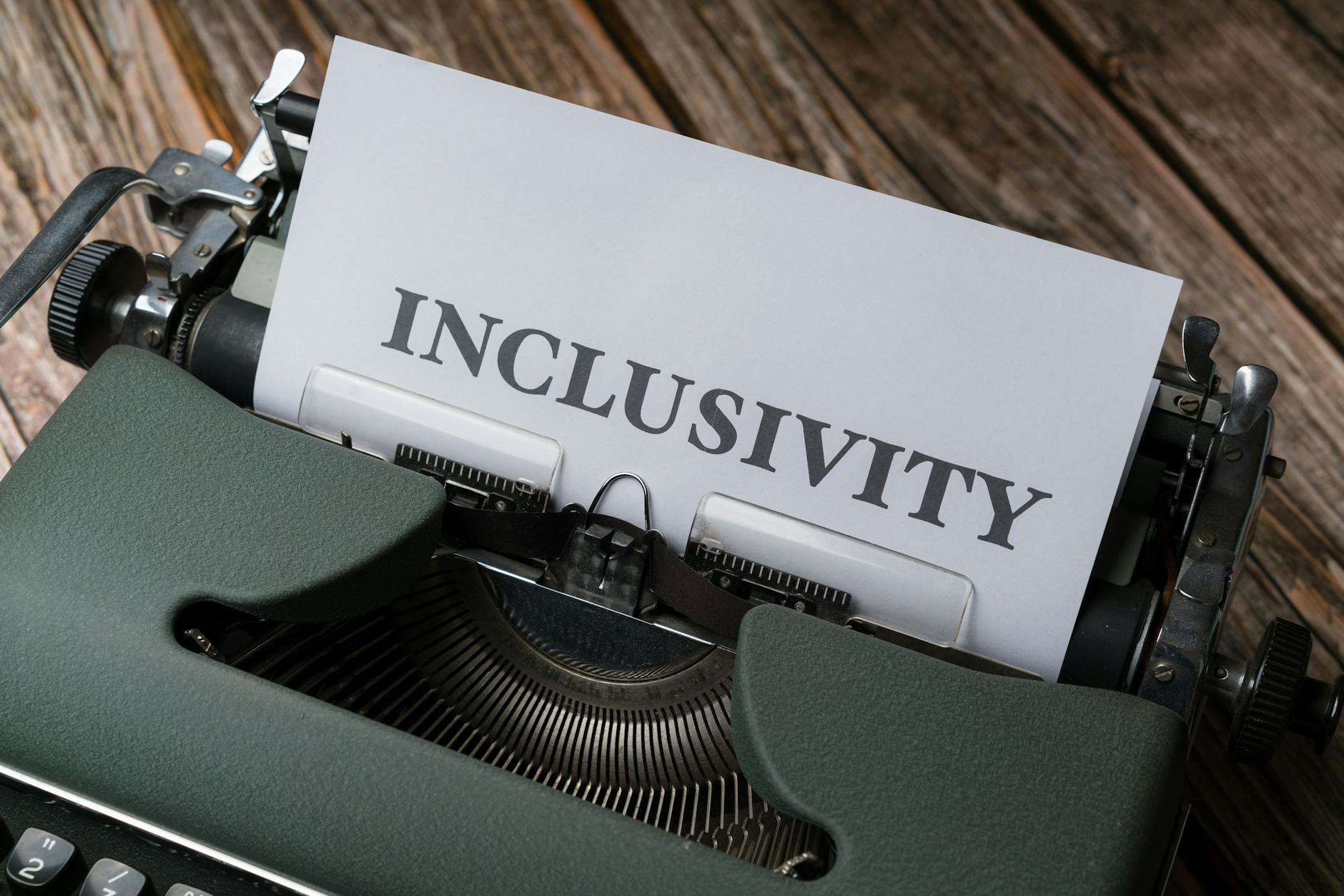 Stara maszyna do pisania z kartką z napisem Inclusivity