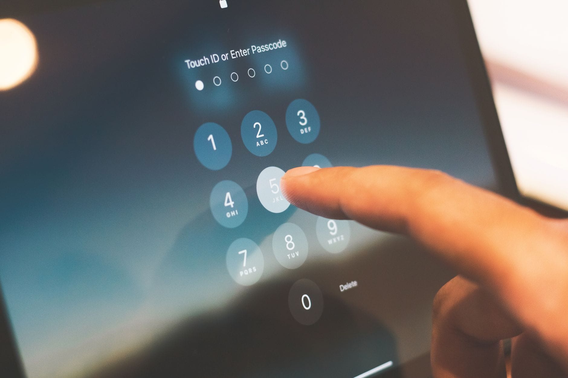 Jak skutecznie odblokować telefon z simlockiem w 2025 roku – sprawdzone metody i porady Palec wpisujący kod na ekranie blokady smartfona