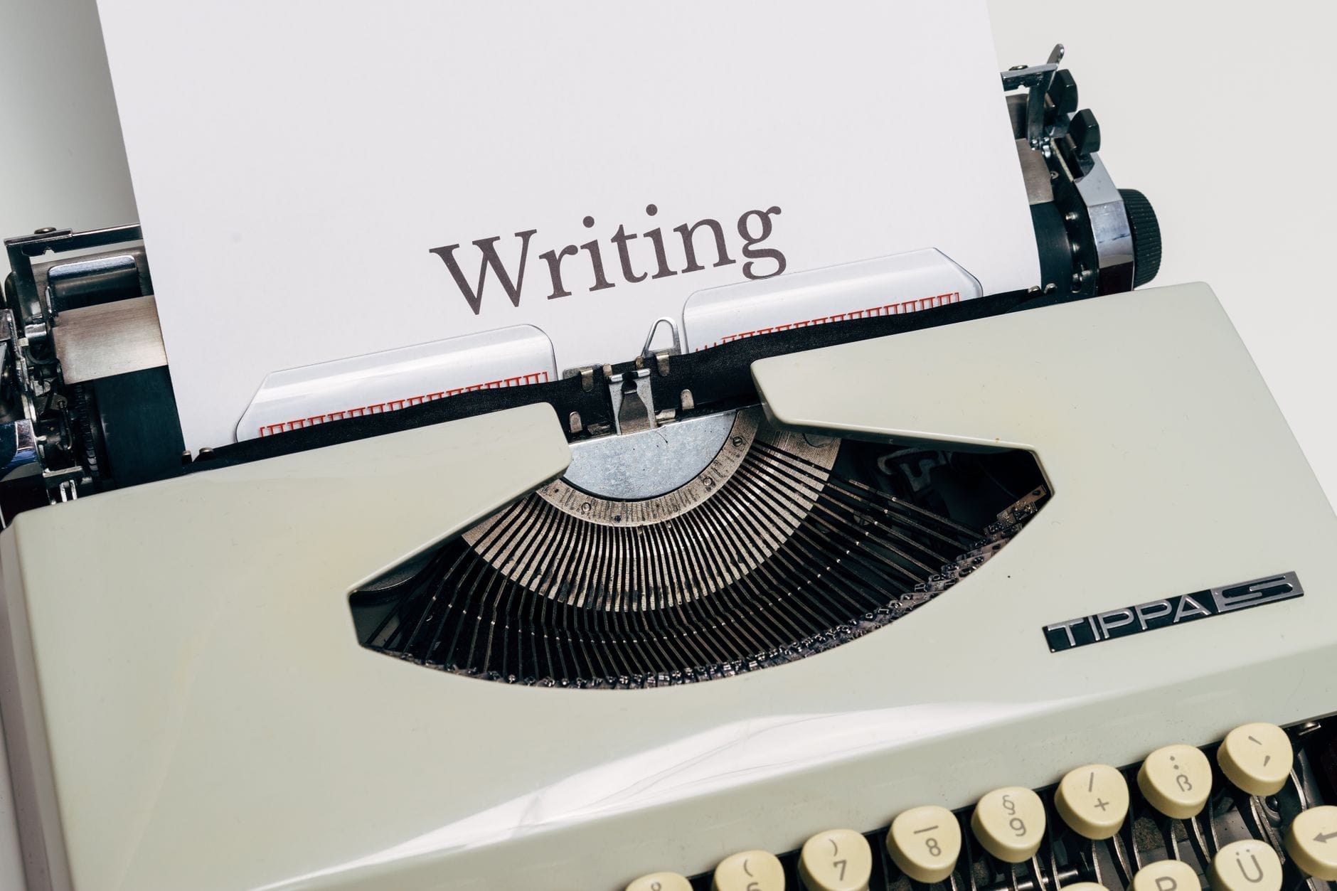 Zabytkowa maszyna do pisania z kartką z napisem Writing