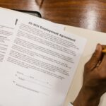 Podpisywanie umowy o pracę przy drewnianym biurku