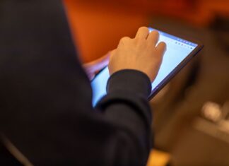 Zbliżenie osoby korzystającej z tabletu